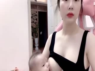 单亲妈妈和榜一大哥连线，直播哺乳